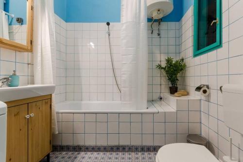 布达佩斯Cosy Apartment In Party District K30的带浴缸、卫生间和盥洗盆的浴室