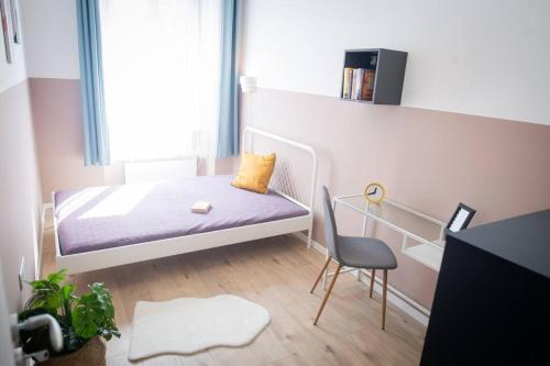 布达佩斯3 Rooms Apartment In Budapest的一间小卧室,配有一张床和一把椅子
