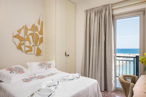 库卡里Eftopia Beachfront 3-bedrooms apartment的一间卧室设有一张床和一个海景阳台