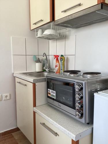 雅典Birdhouse Apartment Athens的厨房配有不锈钢烤箱和水槽