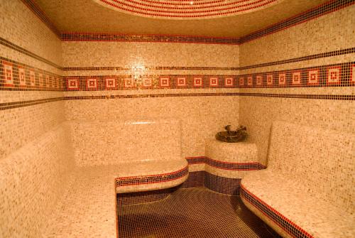 卡缅涅茨-波多利斯基波多利斯基卡米安奈斯七天酒店的带浴缸和卫生间的浴室。