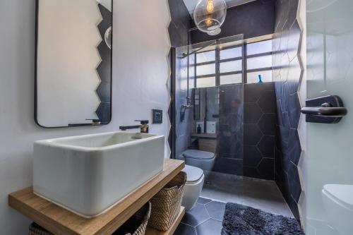 比尔基卡拉Charming & elegant townhouse in central Malta的浴室配有白色水槽和卫生间。