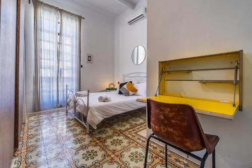 比尔基卡拉Charming & elegant townhouse in central Malta的一间卧室配有一张床和一把椅子