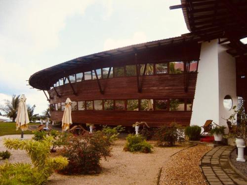 帕拉马里博Ark of Reset的一座带屋顶的大型木制建筑