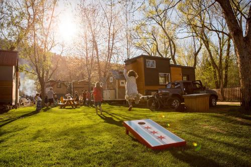 WeeCasa Tiny Home Resort外面的花园