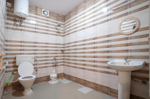 马西尼古蒂Hillside Spring Valley Resort Masinagudi的一间带卫生间和水槽的浴室