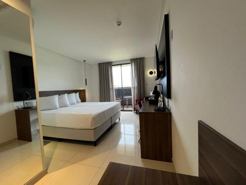 AraripinaNobile Hotel Araripina的酒店客房,配有床和镜子