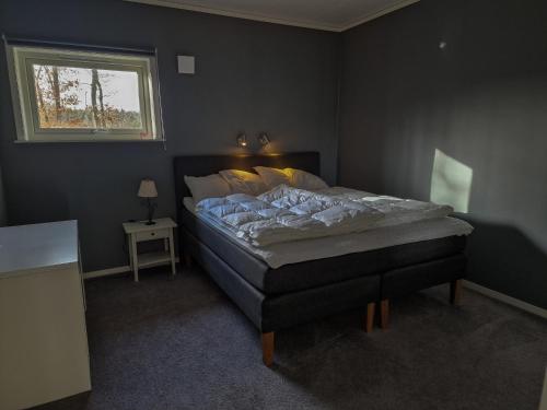 NolWild Lodge的一间卧室设有一张大床和窗户