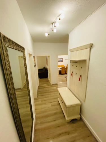 比勒费尔德Beautiful Apartment I 4 Beds I Fast WiFi I Kitchen的一间设有镜子和更衣室的房间