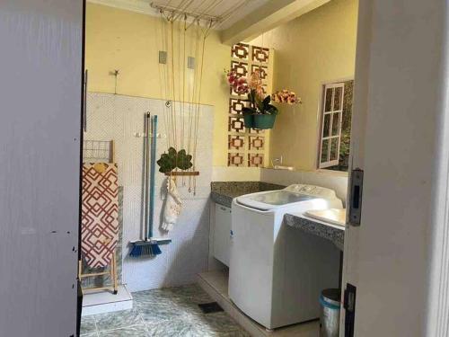 蒙蒂斯克拉鲁斯Apartamento Encantador C的一间带水槽和洗衣机的浴室