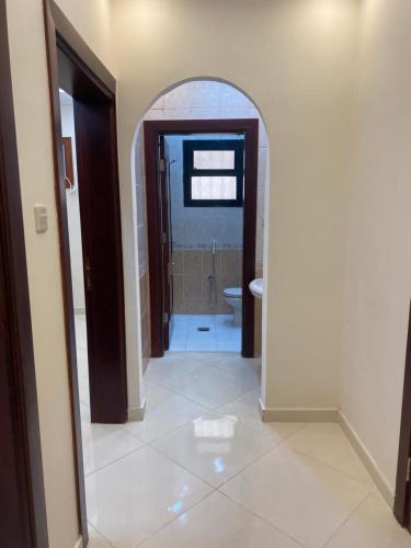麦地那شقق ضيافة رغد 2的走廊设有带卫生间和镜子的浴室