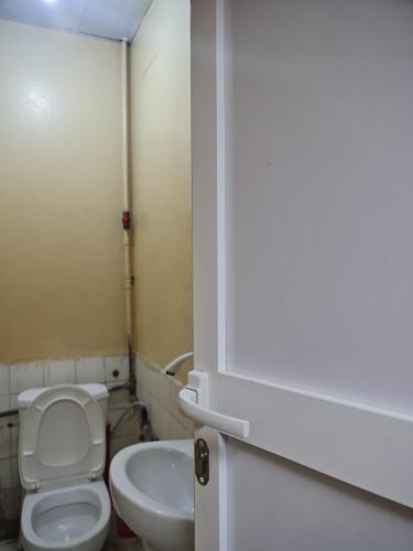 吉布提Addis Guest House Djibouti的一间带卫生间和水槽的浴室