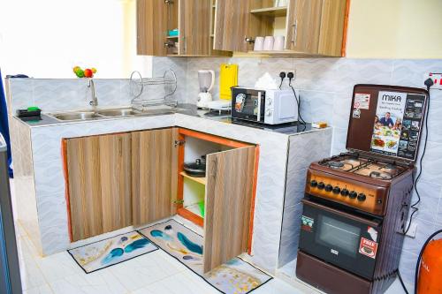 KakamegaRaven Suites的一间带冰箱和炉灶的小厨房