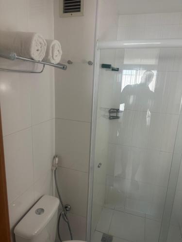 新伊瓜苏Suíte com sacada Hotel Mercure的带淋浴和卫生间的白色浴室