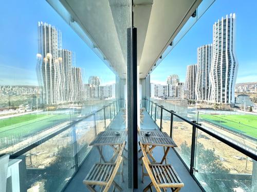 第比利斯Full Comfort Apartment at Chavchavadze的阳台设有2张长椅,享有城市美景。
