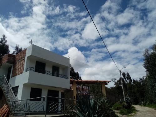 RecuayHacienda Norabuena的上面有十字架的白色房子
