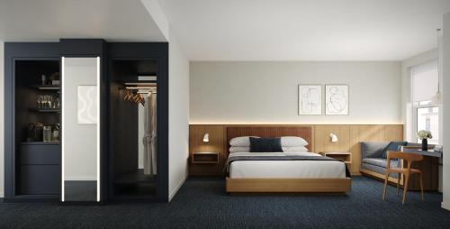波士顿Hotel AKA Back Bay的配有一张床和一张书桌的酒店客房