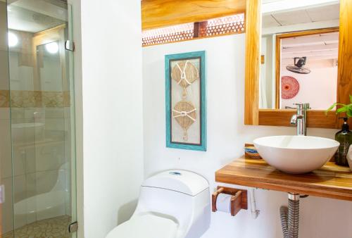 格兰德岛Hotel Isla del Sol的一间带水槽和淋浴的浴室