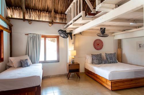 格兰德岛Hotel Isla del Sol的一间卧室设有两张床和窗户。