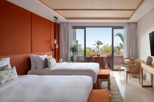吉亚德伊索拉The Ritz-Carlton Tenerife, Abama的酒店客房设有两张床和一个阳台。