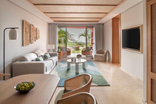 吉亚德伊索拉The Ritz-Carlton Tenerife, Abama的客厅配有沙发和桌子