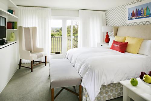 埃德加敦Winnetu Oceanside Resort at South Beach的白色卧室配有一张大床和椅子