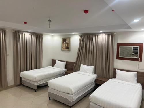 麦地那نزل روح طيبة的酒店客房设有两张床和窗户。