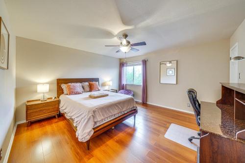 圣安东尼奥Bright San Antonio Home with Game Room and Gas Grill!的一间卧室配有一张床和吊扇