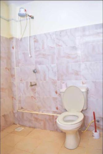 ThikaBlissfulgetaway的一间带卫生间和淋浴的浴室