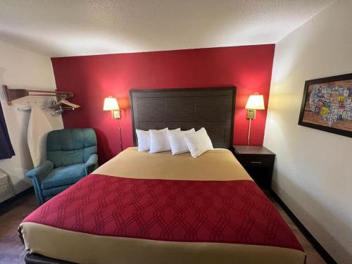 OacomaEcono Lodge Oacoma的酒店客房,配有一张床和一张蓝色椅子