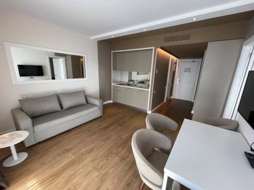 巴统Poseidon Apartments Batumi的客厅配有沙发和桌子