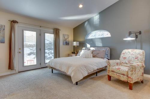 大瀑布城Inviting Great Falls Home with Wraparound Deck!的卧室配有床、椅子和窗户。