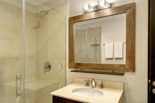 圣卡洛斯-德巴里洛切Arelauquen Lodge, a Tribute Portfolio Hotel的浴室配有盥洗盆和带镜子的淋浴