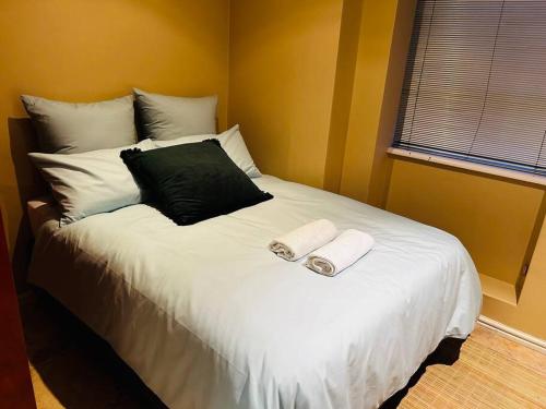 帕尔0.5 Studio Apartment at Paarl CBD的一间卧室配有一张大床和两条毛巾