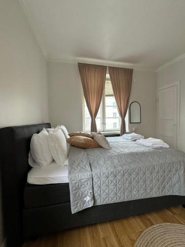 赫尔辛基Your Chic Vibrant Airbnb的一间卧室设有一张床和一个窗口