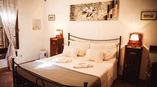 罗卡斯特拉达Nature & Relax in Tuscany - Fresco 2的一间卧室配有一张带两张餐巾的床