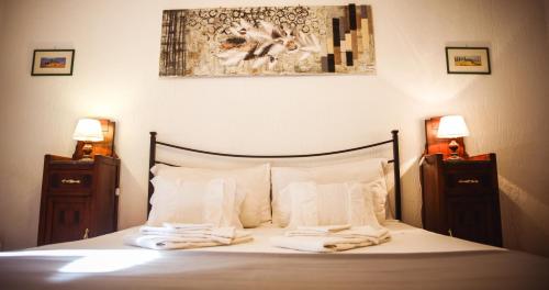 罗卡斯特拉达Nature & Relax in Tuscany - Fresco 2的一间卧室配有带白色床单和毛巾的床。