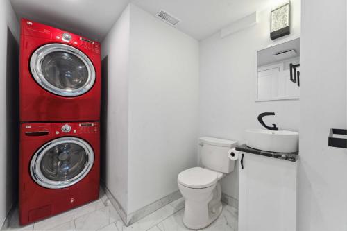 渥太华Modern 3BR Suites的带卫生间的浴室内的红色洗衣机和烘干机