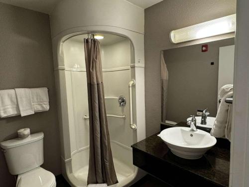 双子瀑布双子瀑布6号汽车旅馆的带淋浴、卫生间和盥洗盆的浴室