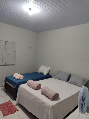 巴雷里尼亚斯Café e Cama hospedagem的白色墙壁的客房内设有两张单人床。