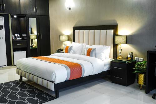 费萨拉巴德Oxygym Hotel Faisalabad的一间卧室,卧室内配有一张大床