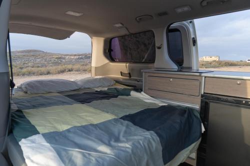 德尔锡伦西奥海岸Macaronesia Campervan的露营车后面的一张床位