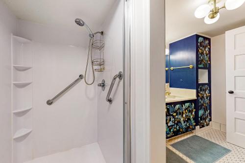 波特兰Multnomah Village Hideaway的带淋浴和盥洗盆的浴室