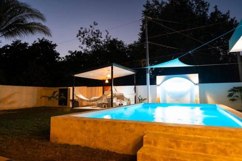 La PazNew beach house @ Costa del Sol的后院的一个大型游泳池