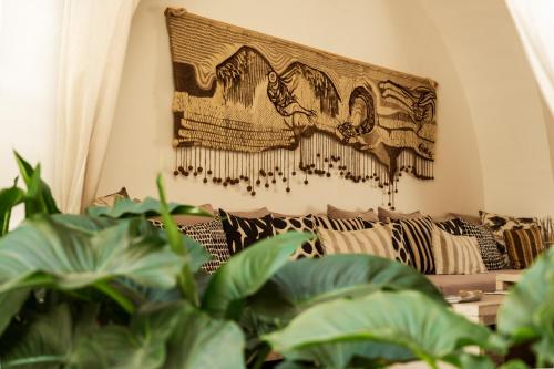 卡奇科尔蒂霍精品酒店的挂在墙上的挂在植物间的挂毯