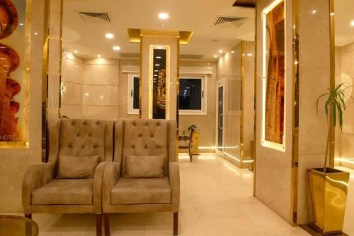 艾斯尤特Badr Hotel Assiut的走廊上的客厅配有椅子