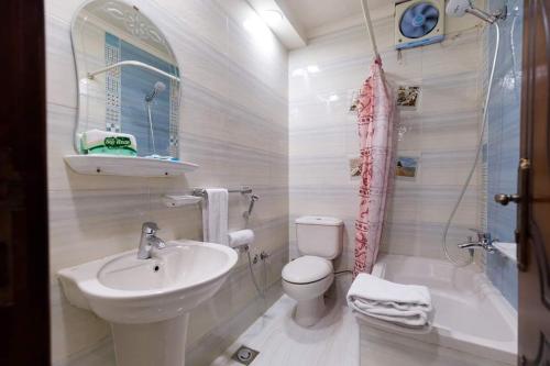 艾斯尤特Badr Hotel Assiut的白色的浴室设有水槽和卫生间。