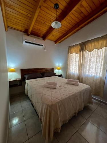 美洲花园Hospedaje Arroyito的一间卧室配有一张床,上面有两条毛巾