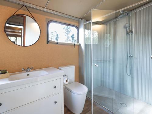 黄金海岸天堂农家乐的带淋浴、卫生间和盥洗盆的浴室