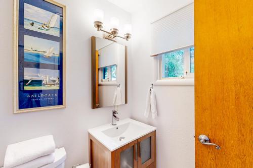 新奥尔良市Creeksong Retreat的一间带水槽和镜子的浴室
